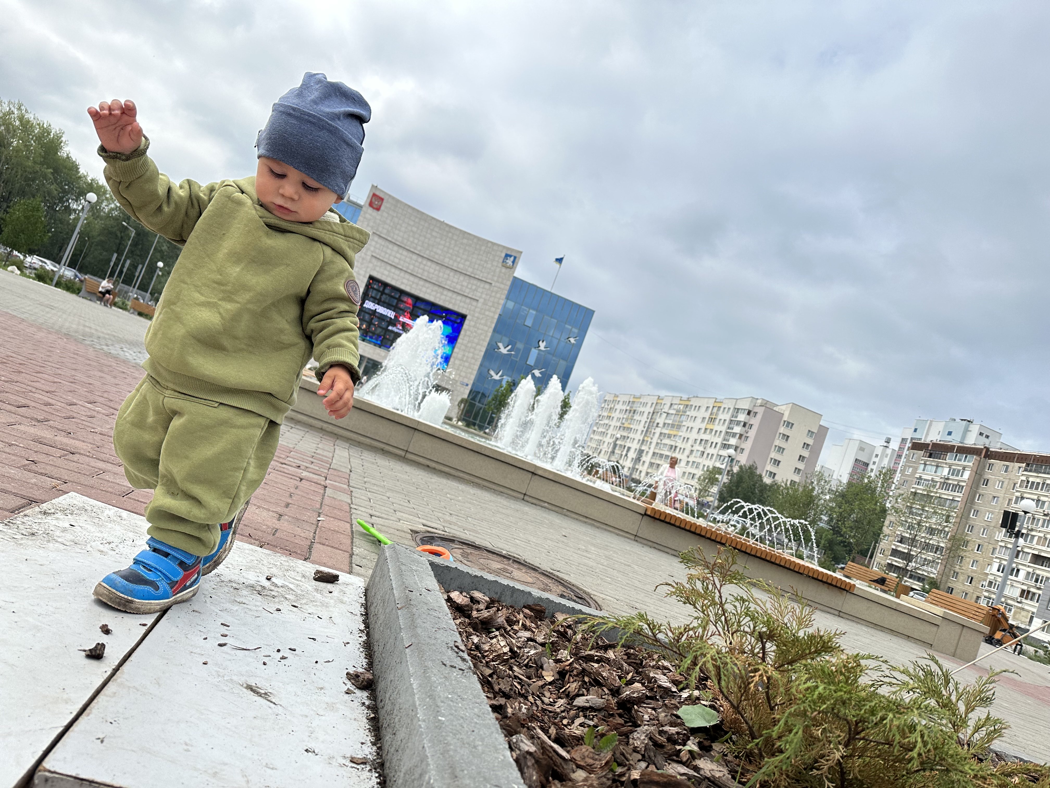 Костюм в живую потемнее чем на фото, но мне даже больше понравился. Тепленький, не маломерит, качество отличное, смотрится очень стильно, покупала за 1800 и он того стоит. Осталась довольна костюмчиком?