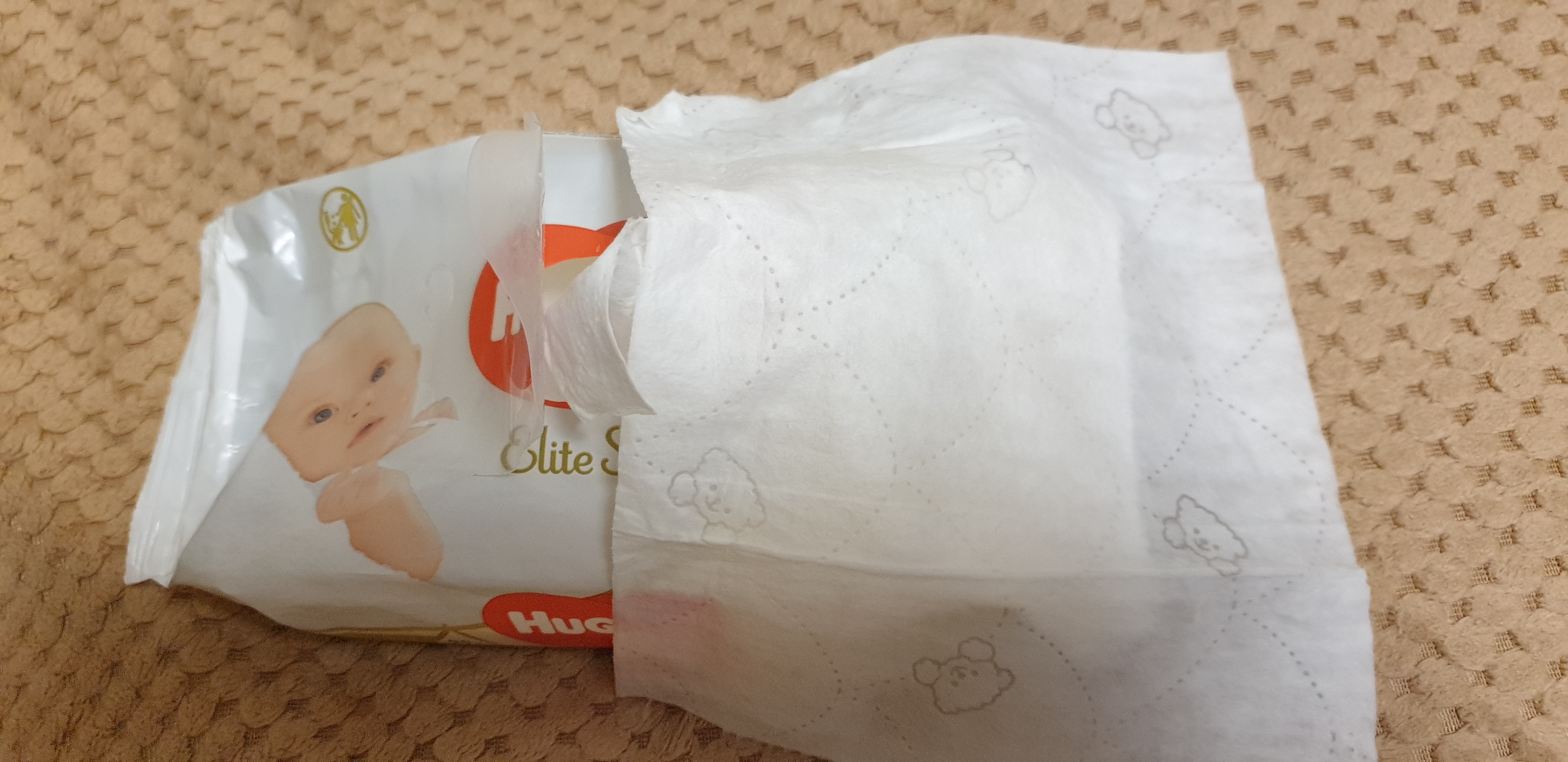 С роддома пользовались только Huggies classic. Начиталась отзывов про elite soft, решила взять на пробу (хорошо одну пачку), и очень пожалела. Запах резкий, химический. Что-то среднее между лакокрасочными покрытиями и отсыревших бельём. У ребёнка появилась сыпь на попе