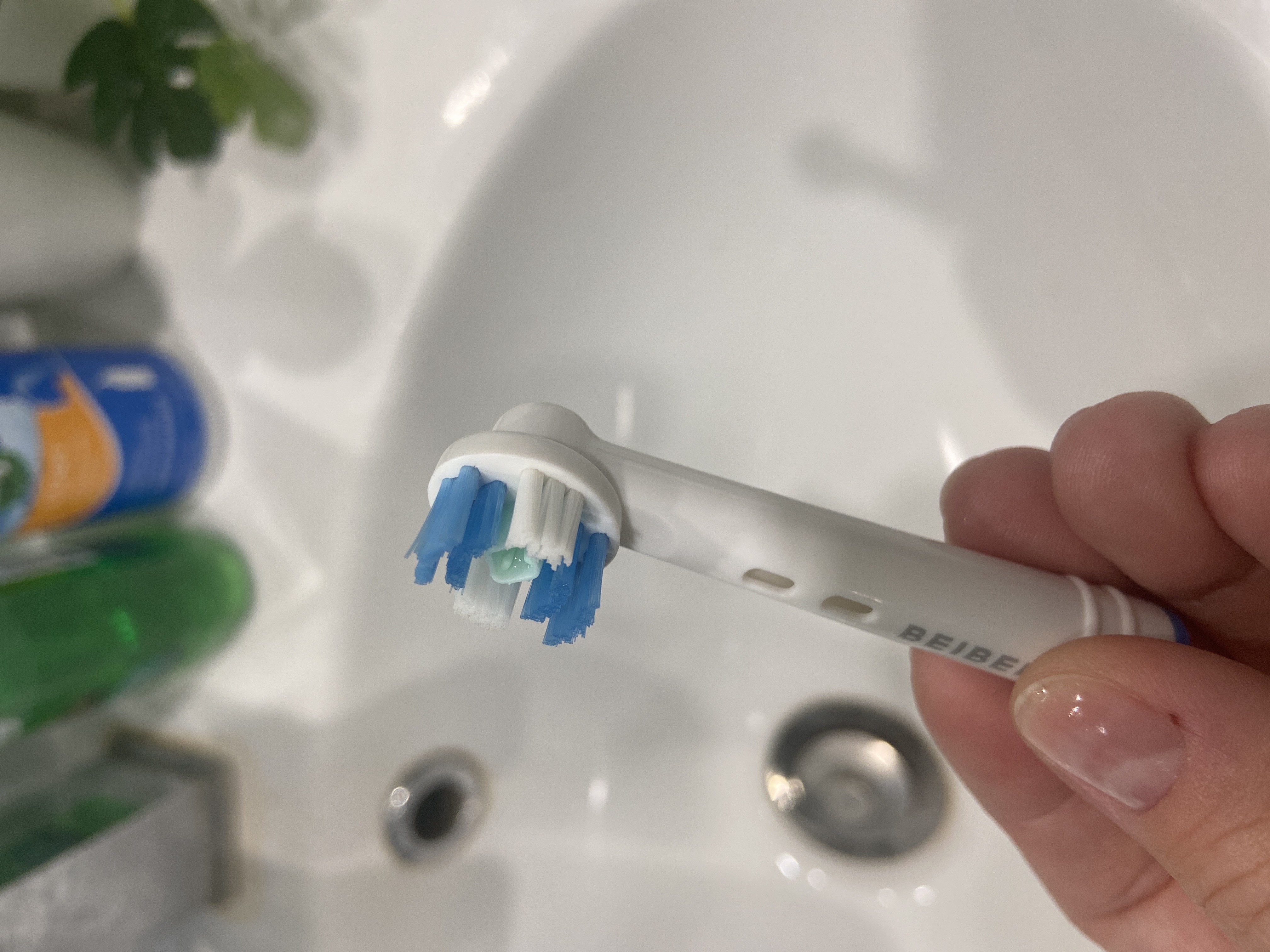 Подходит к щетке Oral-b, но при чистке может останавливаться