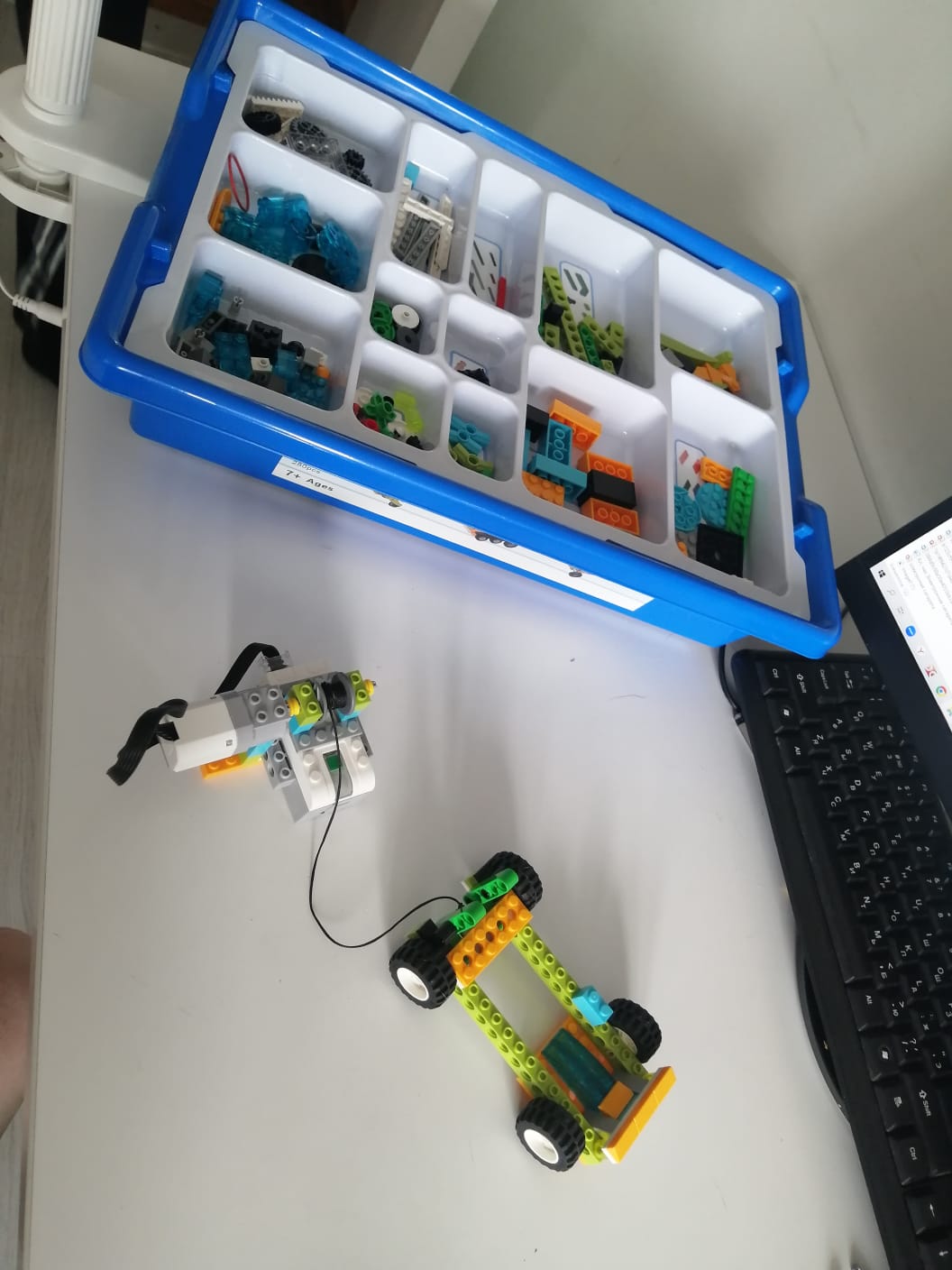 Купили набор WeDo 2.0 ребенку на День рождения. Очень понравилось. Набор хорошо  упакован в заводскую коробку. Благодаря вложенной бумажке легко в Интернете нашли сайт с загрузками, скачали на компьютер без проблем (у нас Windows 10). 