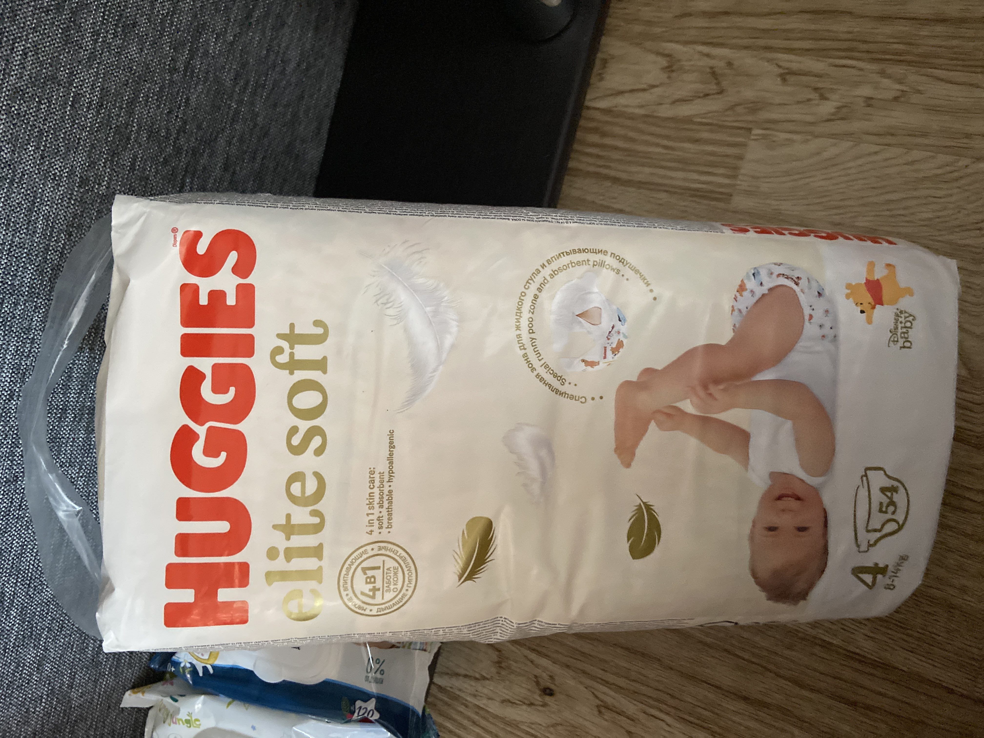 С самого рождения пользуюсь Huggies. Были и подгузники, и трусики, и ночные трусики. Всегда нравилось качество и отсутствие кожных реакции у ребёнка на данные подгузники. Увидела эту новинку. Подкупило то, что стали тоньше. Обрадовалась. После первого использования разочаровалась. Попа малыша мокрая, хотя сходил он туда от силы раза 2, и через некоторое время весь пах покраснел.Брала для прогулок на улице, подумала раз тонкие, ребёнку будет удобно бегать, играть. Но со своей задачей трусики не справились. Покупала на пробу Пмперс премиум кеа, по толщине схожи с этими Хаггисами, но попа всегда сухая, даже если слишком долго приходится ходить. В Памперсах не нравится запах, поэтому начала искать альтернативу.