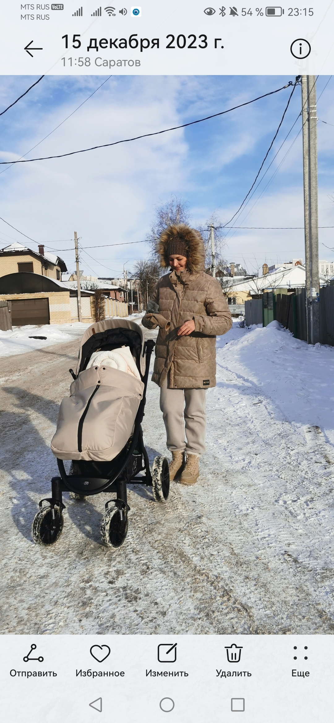 взяла данную прогулочную коляску ребенку на 1 год и 9 месяцев, вес 14 кг, коляска нам как раз, и спать место есть, и сидя удобно сидеть, ребёнок из коляски не вылазил как собрала, пока не проверяла в деле, считаю она больше демисезонная чем зимняя, если дороги не чищены колеса застрянут в снегу, мне с ростом 170 она удобна, человеку ростом ниже 160 будет не удобно везти, коляска очень высокая и большая, складывается легко, но в маленький багажник скорее всего не полезет, в сложенном состоянии занимает не мало места. 