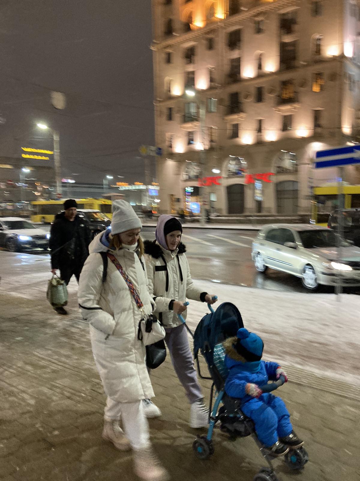 Я одна из тех кто оставил на эту каляску восторженый отзыв. Мы прекрасно катались на ней 2 недели.на 3й недели появились мелкие неприятности. 1. Передние калеса перекосило, и каляску стало заносить в лево. Крепление которые фиксируют передние калесики разболтались, ослабли, и стали практически бесполезными. Уж поверьте это очень неприятный момент. 2. Отвалилась шина от колеса уже на 3ю неделю прямо на дороге когда мы переходили по пешеходке. На другую сторону мы перебрались, потом ждали следующего зелёного цвета светофора чтобы добрая женщина которая подобрала шинку смогла нам её отдать. Шину я поставила, но она держаться на колесе больше не хотела чтобы доехать до дому я привязал эту шину к колесу, и мы доехали.  На 4ю неделю мне уже кажется что нести ребёнка на руках всю дорогу нараздо легче чем везти 5а этой каляске. От того что калесики плохо едут, задняя привязана шинка лопнула развалилась вся потрескалась ехать практически невозможно. Сегодня я так устала, что мне казалось я тащила и каляску и ребёнка на себе. Мой восхищеный первый отзыв был 69 по счету, не верте ему. Каляска на деле хлам, и пустая трата денег. Ещё дополню, седенье как гамак, одна старона порвалась уже через неделю, ребёнок сваливался на одну сторону, но я пришила ещё держится но калеса уже в хлам