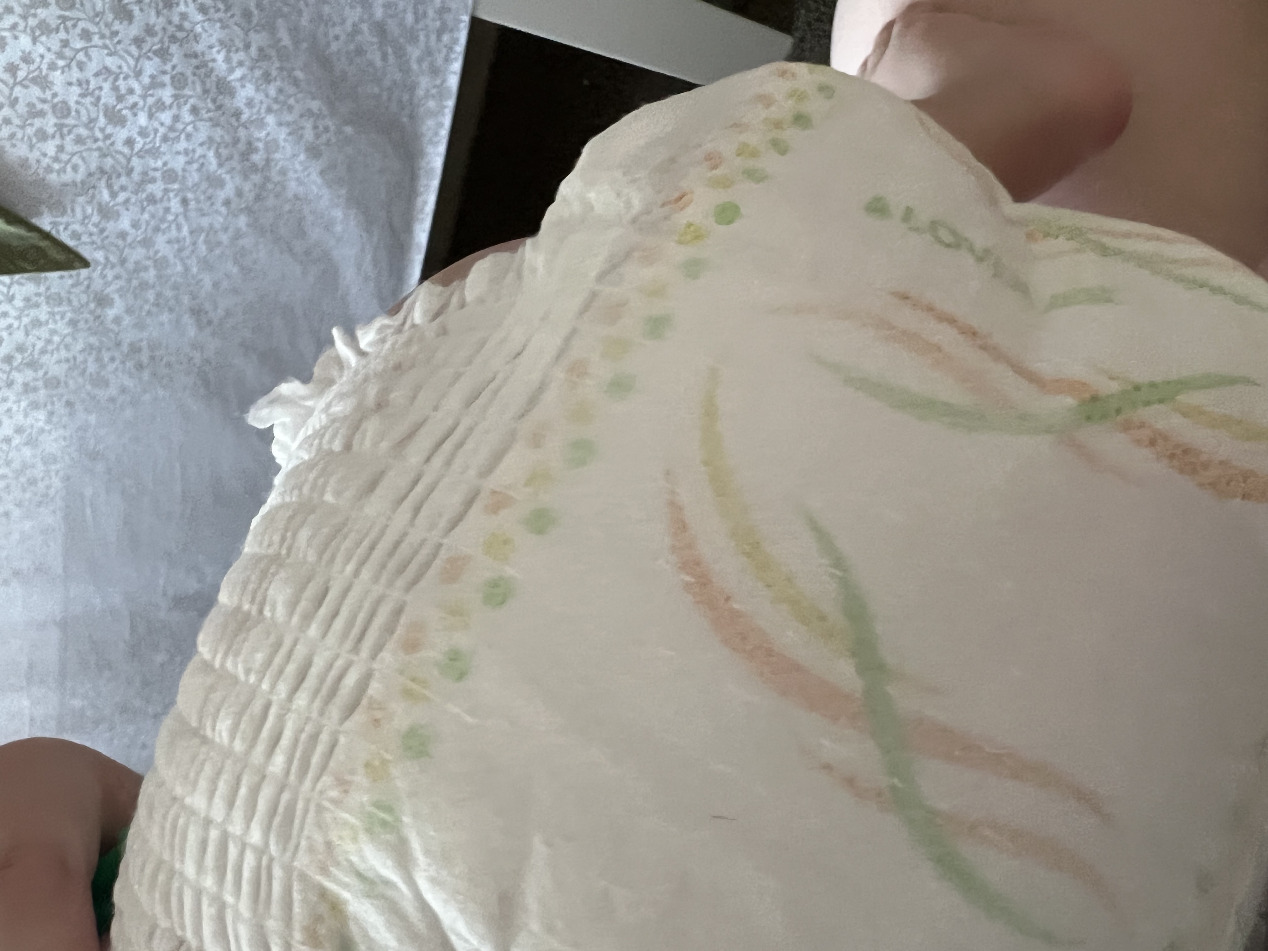 Мне лично не понравились. Да тонкие это плюс. Но больше 2 часов в них не возможно. При надавливании снаружи начинает промокать одежда. Сначала не поняла что такое. После сна 1,5 часа пошли кушать с ребёнком. Сидел в стульчике для кормления и как обычно упирался промежками в перекладину между ног. Забираю ребёнок одежда над подгузником сырая, не влажная, а именно сырая. Думала ну что-то пролил пока отворачивалась, а нет. Это стало повторяться именно с этими трусиками. Ещё очень сильный запах мочи. Да хорошо выводят влагу, но чтобы при раздевании ребёнка после часа прогулки так сильно воняло мочей ни разу не было с другими. Прямо нос ест, ужасный запах.