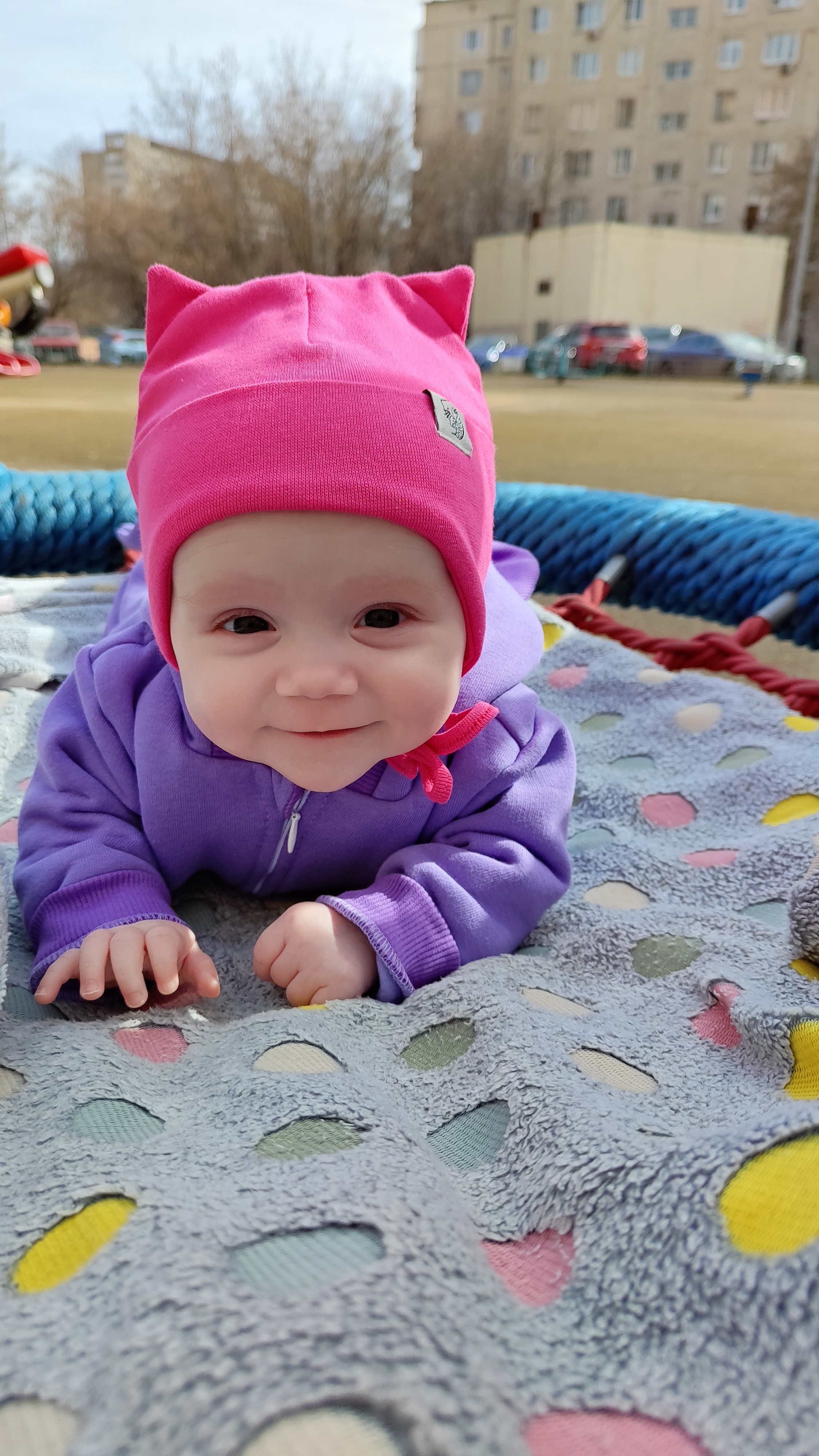 Маломерит. На головку 40 взяли 42-44. Села хорошо, есть небольшой запас. Шапочка отличная! Мы носим ее прямо сейчас, несмотря на то, что у нас морозно. Надеваем шапочку под низ, а сверху капюшоны от комбинезонов. Получается оптимально. Качество мне очень нравится. Уже вторую такую берем. Плотный хлопок. Не деформируется! 