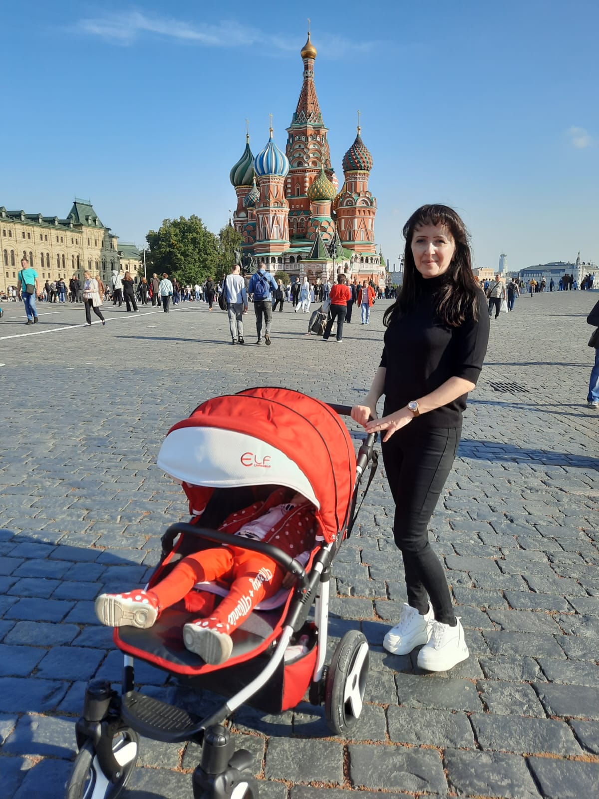 Забрали заказанную коляску в детском мире,сразу нам любезно надули колеса и мы на ней отправлись домой. Впечатления такие:идет мягко,можно сказать едет сама,нужно только малость подталкивать,амортизация класс,даже по щебенке едет без проблем и ребенка в коляске почти не трясет,это реально джип!Преодолевает препятсвия,камни,бордюры, ямки с таким достоинством,что аж гордость берёт!Система антишок оказалась реально нужная штука-Если случайно врезаться в бордюр,а ребенок спит, его даже не тряхнет и не дернет,и он не проснется.Катить и гулять одно удовольствие.До этой коляски была другая 2в1крутая,модная,колеса пенополиуретан,а не надувные,причем дороже раза в два с половиной,так вот от одной мысли “гулять“ у меня дергался глаз потому,что ребенок в ней вообще не хотел сидеть,не спал,криком заливался,как только в неё сажали,мог заснуть буквально на минут 20и то от того,что устал в ней орать и проситься на ручки,видно было что-то ему не нравилось и не удобно,весь ерзал,а если вдруг где не идеальный асфальт,а у нас в России это повсеместно,мужу приходилось тащить коляску на себе, прогулка была пыткой и одна с ребенком я не выходила.Выйдя из магазина с нашей новой коляской посадили малыша в эту прелесть и о чудо, малыш не плачет!Более того, заснул через несколько минут и проспал 3часа!!!Шли по жаркому солнцу и тут этот огромный суперский капор выручил,он отлично закрывает полностью,проверили материал на водонепроницаемую пропитку т. к. смутил материал немного-водоотталкивание есть.Смотровое окошко удобно сделано,особенно когда ребенок в лежачем положении,вообще без проблем в него смотреть не надо наклоняться или наоборот тянуться чтобы увидеть все ли впорядке.Широкое посадочное место это тема-летом малышу удобно ручки в стороны от себя положить он не скован ему комфортно,зимой думаю это тоже плюс для Толстого комбеза и одеялка есть место.Наконец ребенок в хорошем настроении и не требовал,его вытащить.Мягкий махровый матрасик тоже отлично продуман,летом малыш потеет,когда спит и этот матрасик влагу забирает.Пока шли до дома прошли все и даже песчаное бездорожье и коляска показала себя на высоте!Рюкзак прикольный,кому-то что он на одно плечо неудобно, а как по мне так в самый раз.В нём есть несколько кармашков для необходимого минимума, нагружать не стоит.Отмечу что нахождение сумки именно в том месте куда ее прицепили не совсем удобно из-за близкого расположения вентиляционного окошка и спинки,но не критично.Корзина для покупок очень вместительна хоть и выглядит маленькой.Несмотря на некоторые недостатки,коляска меня очень порадовала,я б купила ещё раз,но не дороже тех денег что отдала, скажем так это предел. Вывод таков:если у вас плохие дороги и вам нужно чтобы коляска преодолевала все проблемные места так,что вы не заметите их даже, если вы не хотите тащить ребенка на руках и катить отдельно коляску,если хотите чтобы ребенок спал и его не тревожило солнце,ветер,кочки,чтобы он с удовольствием сидел и наслаждался прогулкой,если вам важна именно вездеходная коляска и вас не сильно напряжет не очень качественная обивка эта коляска самое то!Посмотрим порадует ли она нас также зимой.