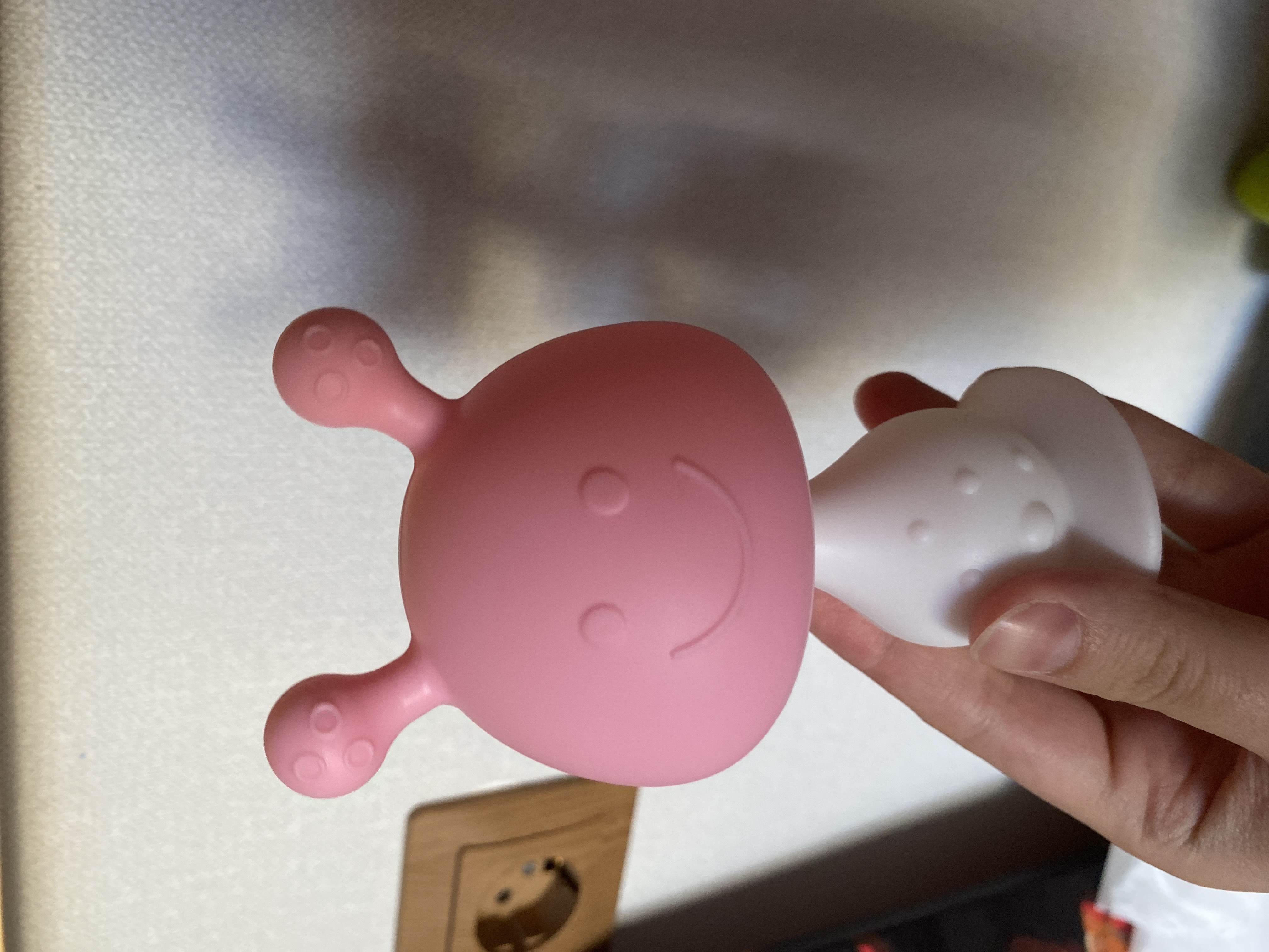 Отличная игрушка, ребенку нравиться. 
У нее ушки разные, одно твердое, второе мягкое. Гремит. Плюс коробочка под игрушку. 
Ребенок в 4 месяца грызет с удовольствием! 😁