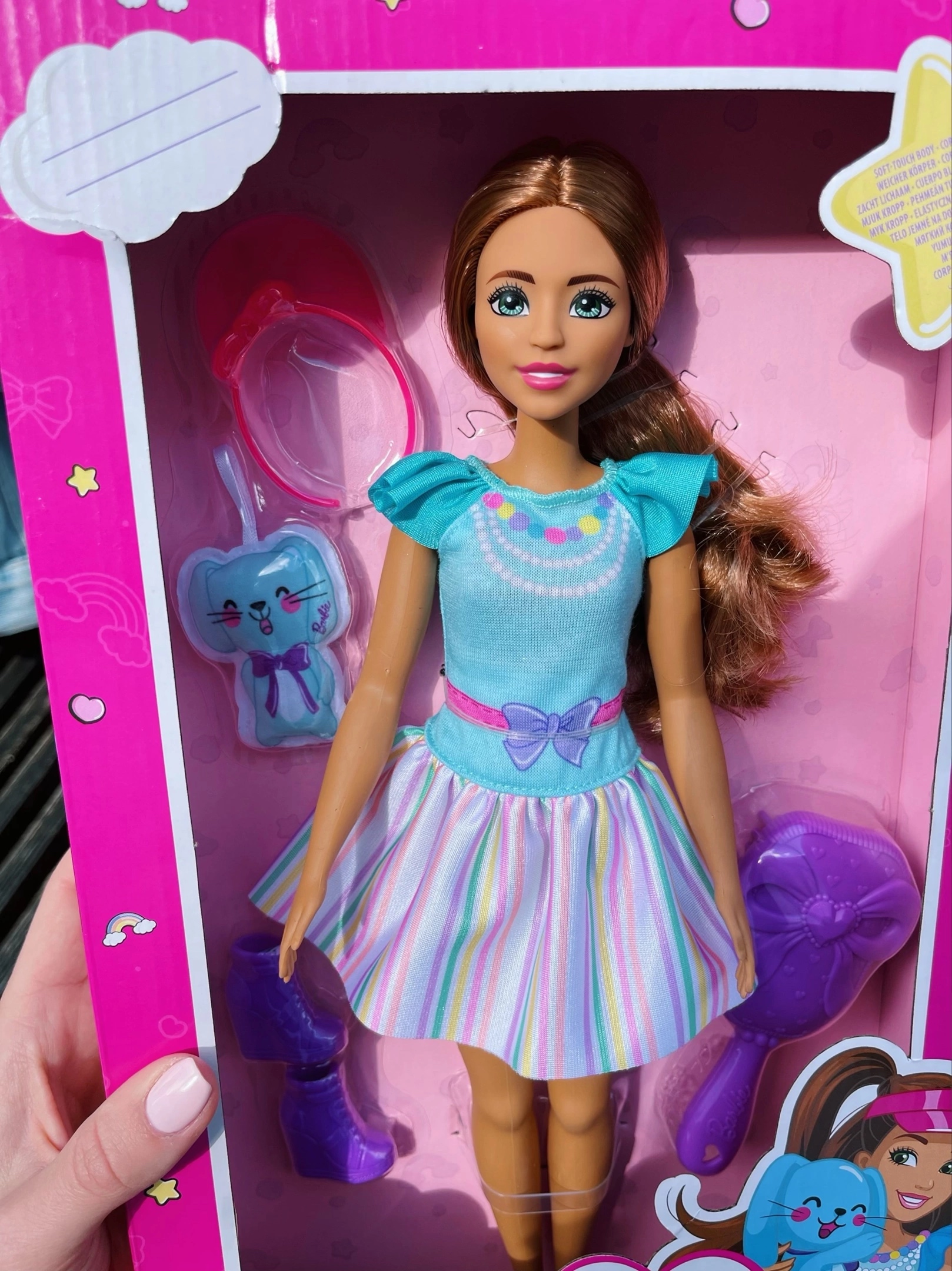 Барби с резиновым телом «My first Barbie»💗
Понравилась сразу, как только увидела ее на промофото. Что-то новое, нестандартное. Кукла большая, если сравнивать с обычными Барби, тяжелая. Тело резиновое, ноги и руки сгибаются на щелчки, голова крутится, но не наклоняется. Волосы мягкие и приятные, прошивка хорошая. Огромные анимешные глаза) Одежда и аксессуары, на мой вкус, не особо инетресные, но это куклу не портит. Покупкой довольна😊