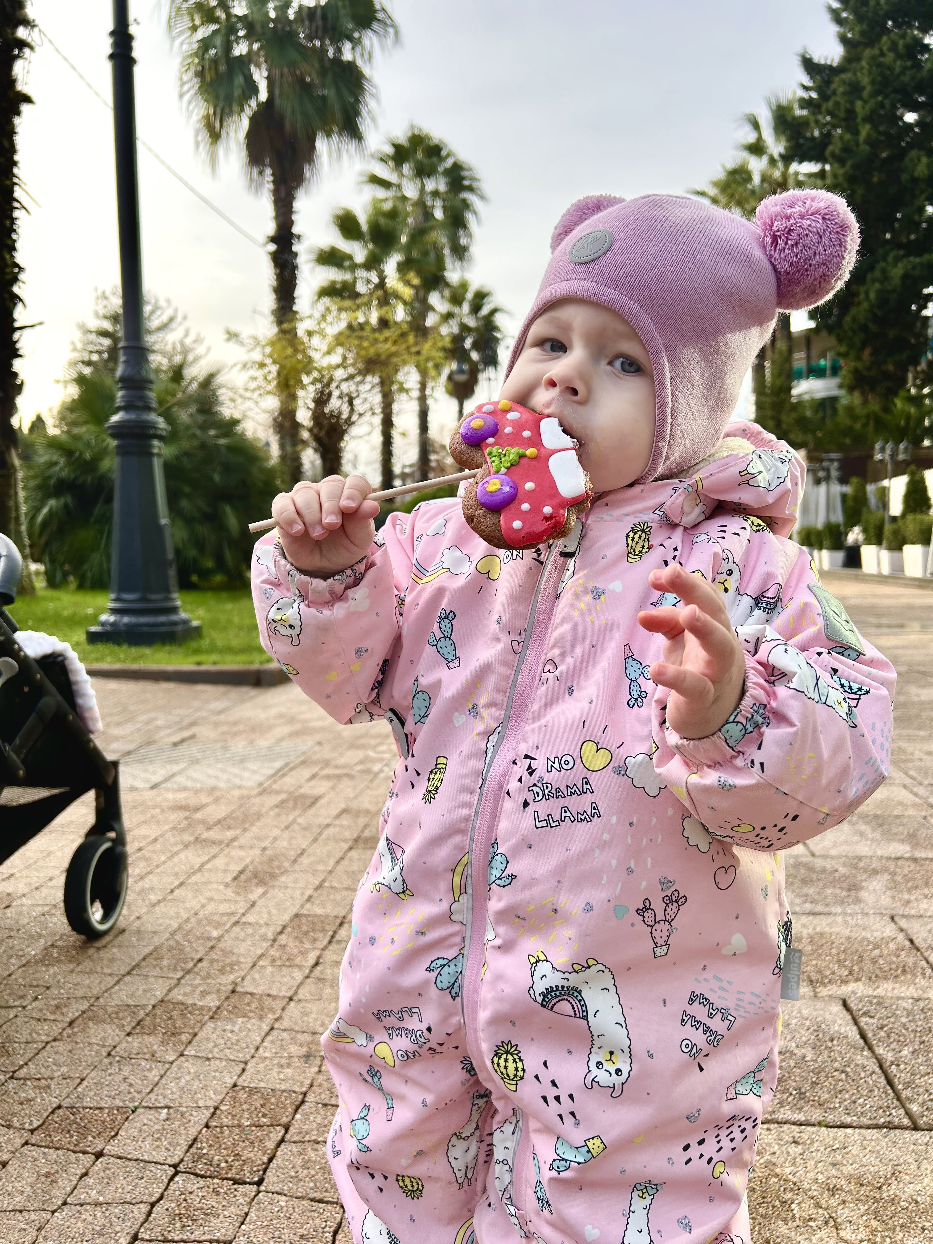 Классный комплект ,но для деток до 3 лет. Нашей 4 и уже смотрится не лепо с 2 помпонами и завязочками...