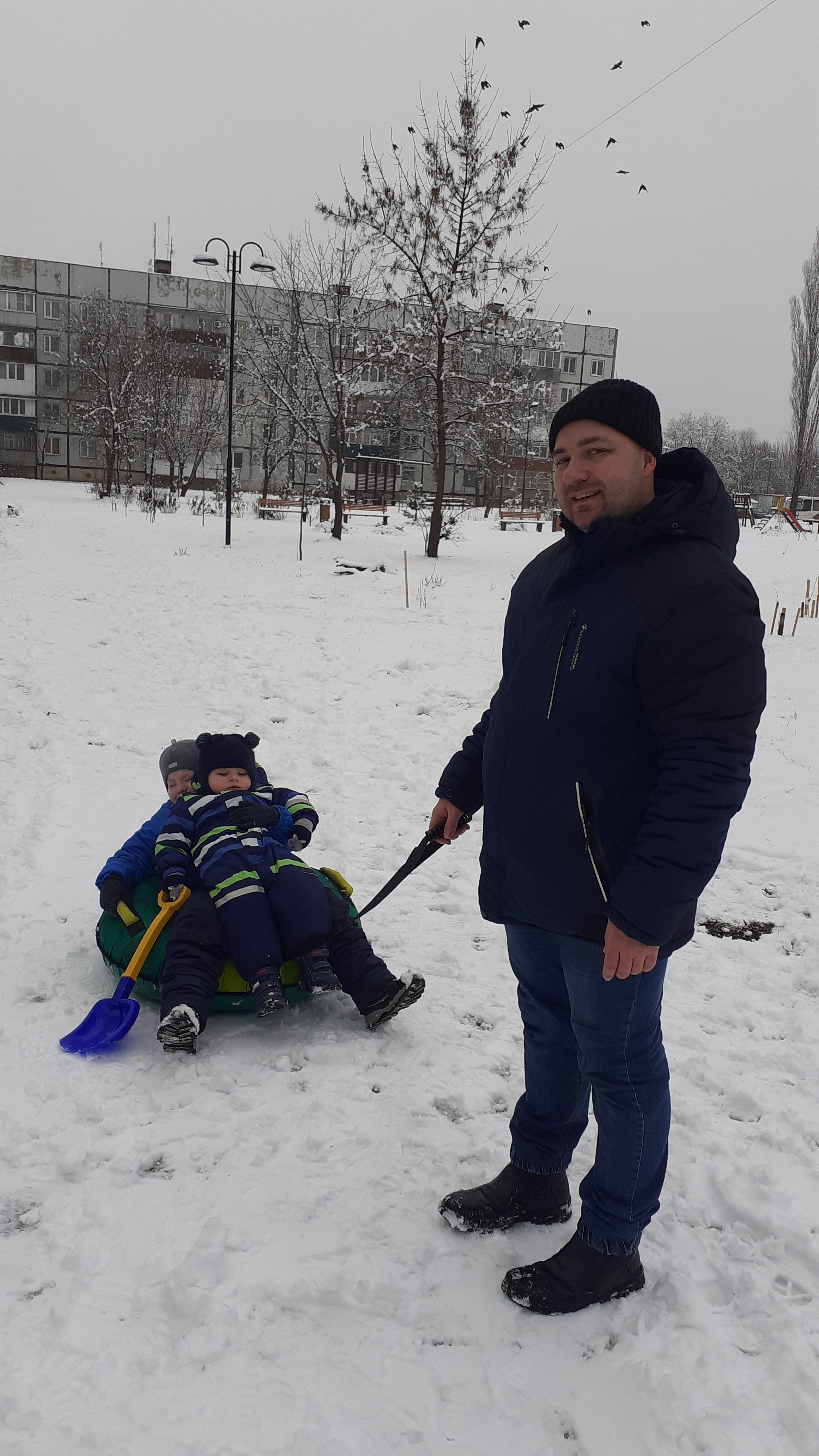 Сегодн купили ,надули а балон внутри меньше чем чехол ,и кажется что спущен .На катание это не повлияло ,но внешний вид не очень ,спущенной ватрушки 🤦🏻‍♀️