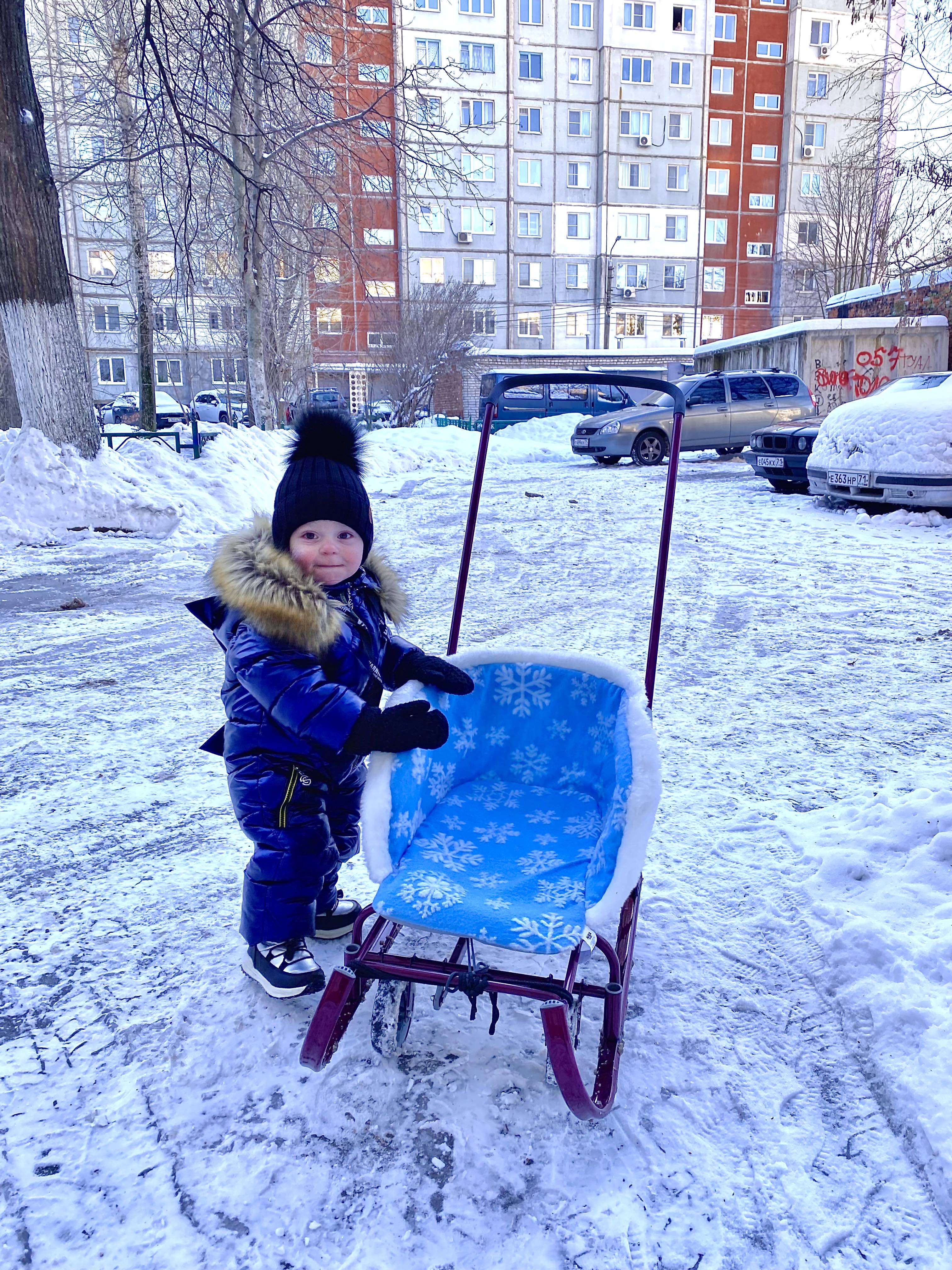 Смотрится красиво, удобно крепится. Но внутренняя часть не прострочена, после стирки все внутри скомкалось. 