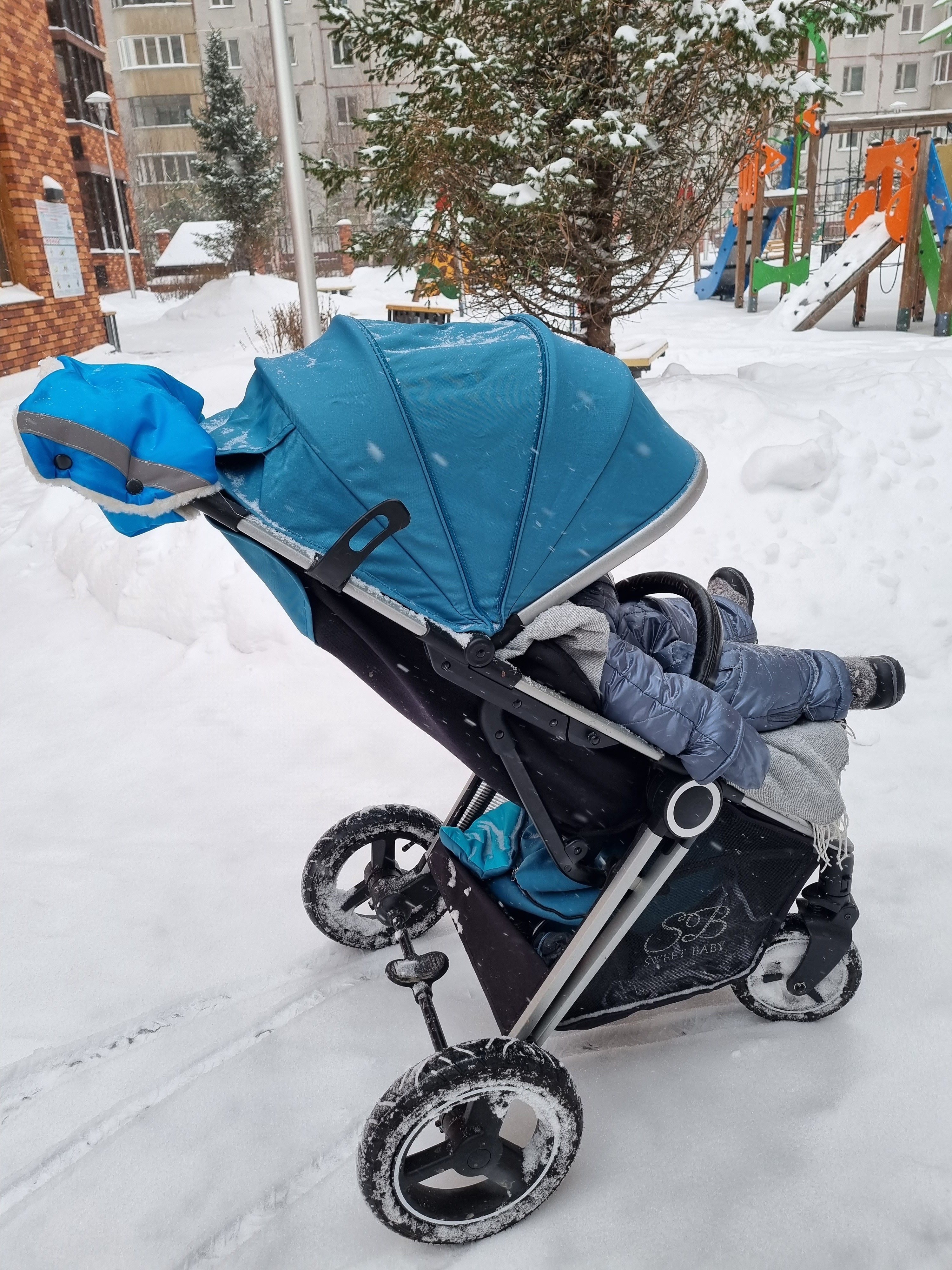 Классная удобная коляска, проходимая зимой. Купила ее когда малышу было 6 месяцев, активно гуляем и я очень довольна. Для моего роста 162, ручка в самый раз. Рекомендую.