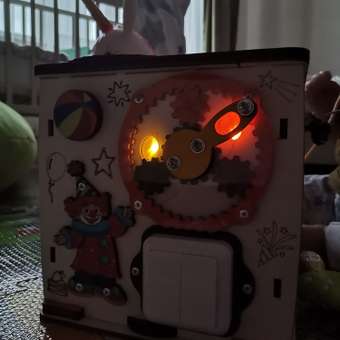 Бизиборд Iwoodplay Развивающий кубик праздник 21*24*24 см свет: отзыв пользователя Детский Мир