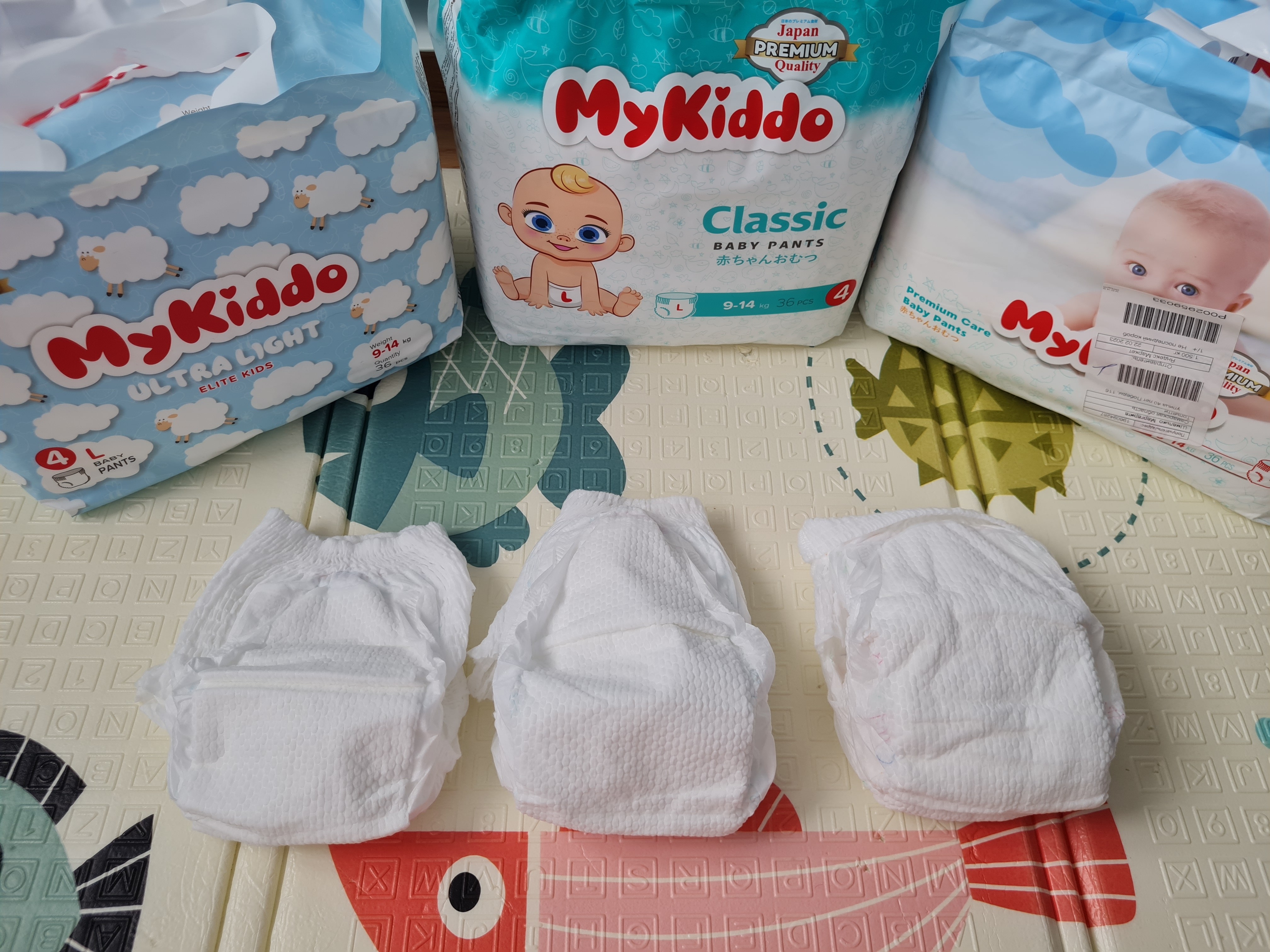 Выбираю продукцию Mykiddo уже второму своему ребёнку, жаль, что не все продукты (подгузники) нам подходят.
Дочери беру уже второй год трусики серии премиум, где фото ребёнка на пачке, вот эта серия самая удачная на мой взгляд
Дочь весом 14.5кг носит размер Xl, используем только на ночь, отличные и по размеру и по посадке и по впитываемости, держат хорошо
Сын весом около 11 кг, беру с размера М трусики майкиддо, причём брала разные серии- и премиум, и классик, в этот раз взяла ультратонкие
Какого моё расстройство, что они совсем между собой не похожи(
Серия премиум отлично подошла и сыну тоже, как говорила, на мой взгляд самая удачная, серия классик по впитываемости сильно уступает, ну и наполнитель как будто другой в ней, серия ультратонкие для нас- вообще провал, короткие, еле до пупка, в ножках узковатые, держат влагу не сильно хорошо, распределяется не очень хорошо по подгузники, днем надо менять каждые часа 1.5 примерно, что мне не сильно удобно, по тонкости ни чуть не тоньше серии классик, но намного меньше сам памперс
Из ультратонких трусиков самый удачный вариант по распределению влаги, соотношению размера к размерный сетке, высоте, тонкости и мягкости это ёкитто
Взяла 6 пачек, расстроена уже с начала первой, заявленный на упаковке вес в этой серии миф