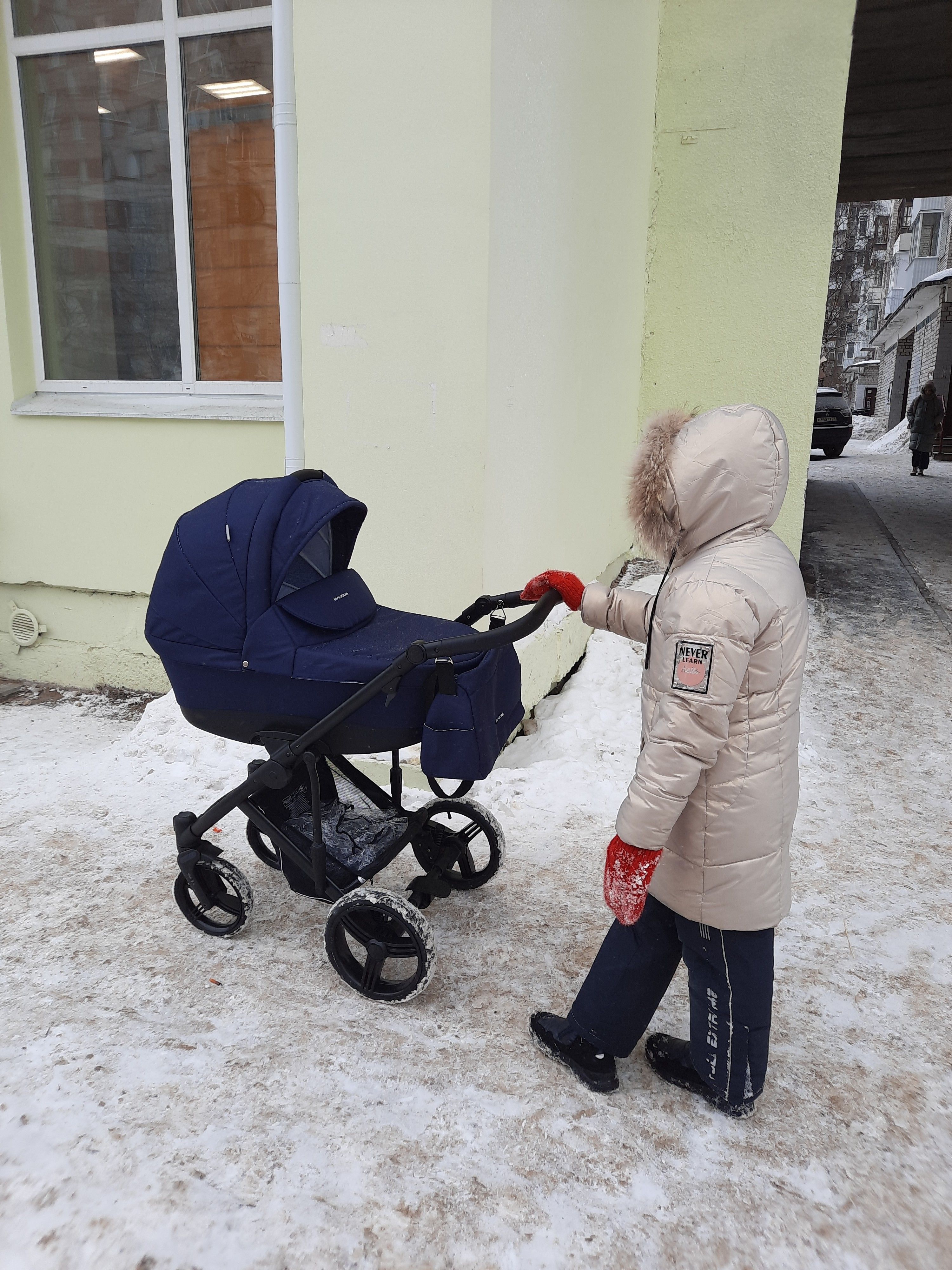 Отличная коляска! Хорошо идёт по нашим не очень хорошим дорогам. Начали катать в феврале, когда все дороги неровные. Идёт легко, даже при зафиксированных передних колёсах. Муж похвалил колёса - сказал, что они даже слишком хороши для коляски)
Красиво и стильно смотрится. 
Удобный механизм стопа колёс (и снятия со стопа)
Удобная фиксация козырька - на магните
Приятно, что в комплекте дождевик и москитная сетка
Хорошая сумка для мамы
