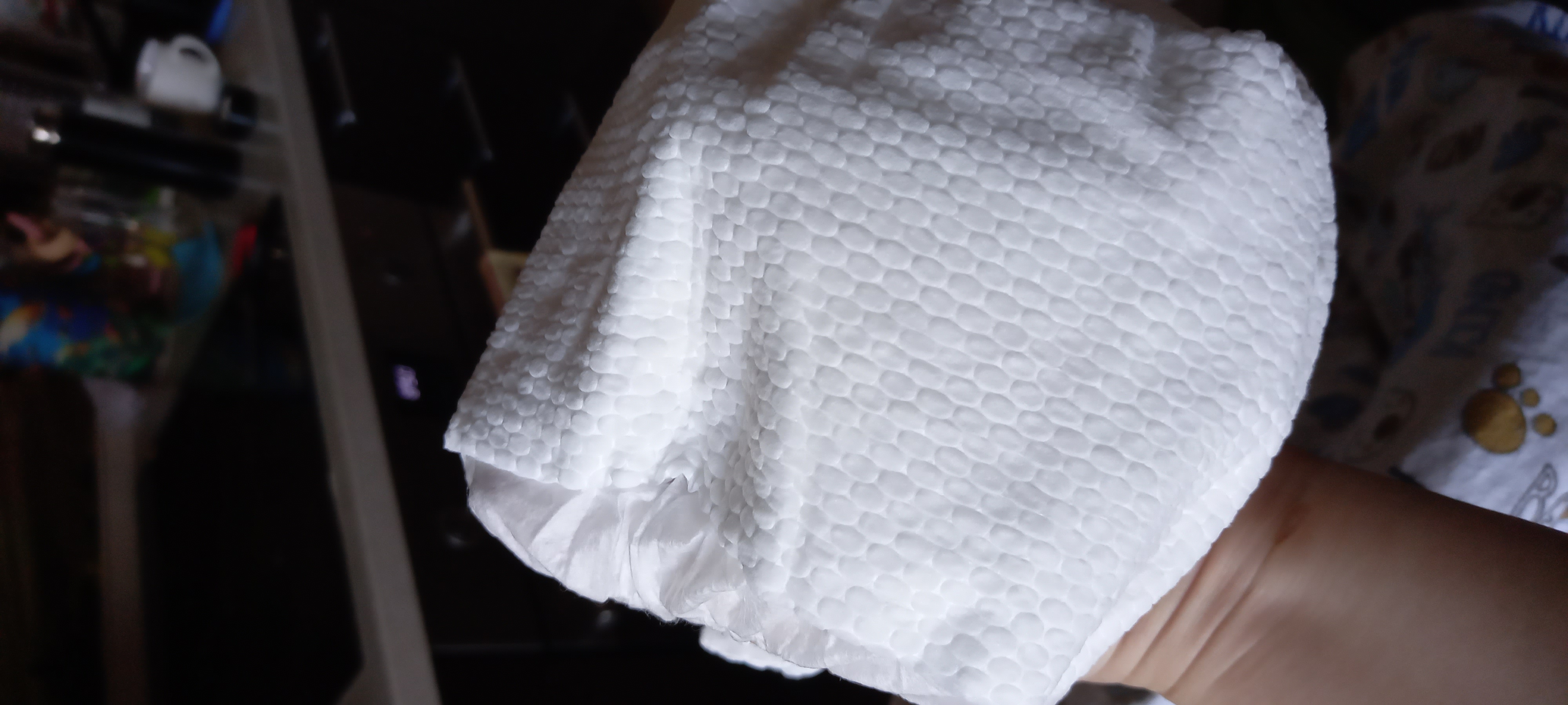 Мы на этих трусиках уже месяца четыре наверное. Сейчас наши фавориты. Хорошо впитывают, попа сухая, дышат, тонкие, мягкие. Схожи с джунис, только у джунис у нас больше все спереди было, а таношки впитывают равномерно до попки, поэтому нет комка. Не разу не протекли, главное поправлять внутренние резиночки после того как одели и тогда все ОК.👌 Начинали с 4 в 9 кг, но потом показались как будто побольше надо , хотя и четверка хорошо сидела,сейчас около десяти кг весим берем 5. Ее даже на ночь нам хватает, хотя она не намного больше 4.
Джунис на какую то сотую часть помягче наверное, но в принципе держа в руках это не особо заметно.)
Берем и те и эти) Советую на все 100.
Но все зависит от пожеланий родителей и особенностей ребенка.
Хорошие труселя👍