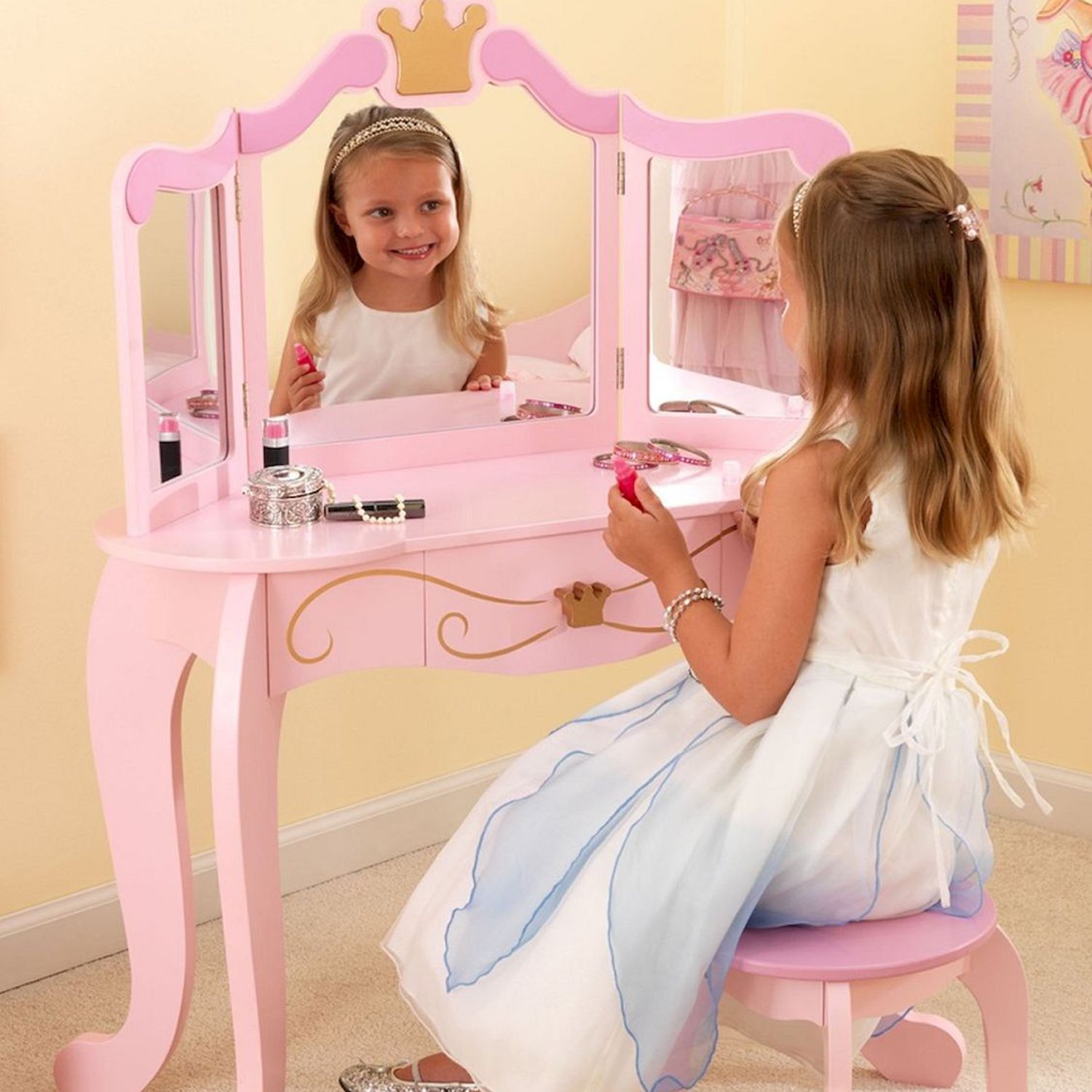 стол для девочки с зеркалом